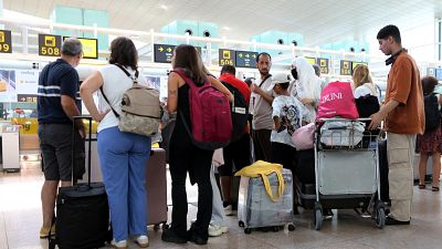 Viatgers en un punt de facturació de la companyia Vueling a la T1 de l'Aeroport de Barcelona