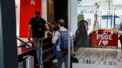 La UCO entra en la sede del PSOE en Ferraz y en el ministerio de Transportes para clonar los correos de Cerdán y Ábalos