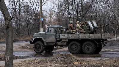 Ucrania reconstruye contra reloj sus defensas en Bajmut ante el cerco ruso
