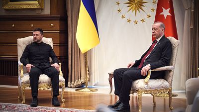 Las negociaciones entre Rusia y Ucrania en Estambul se aplazan al viernes tras la ausencia de Putin y Zelenski