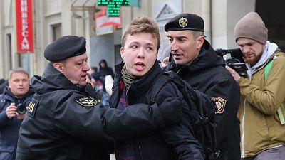La UE condena a Bielorrusia por forzar el aterrizaje de un avión en Minsk para detener a un periodista