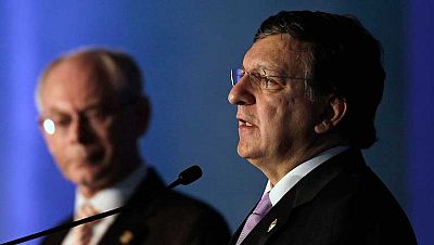 La UE discutirá en la cumbre del jueves y el viernes avanzar hacia una mayor integración financiera, presupuestaria y económica, con un mayor control presupuestario, la creación de los eurobonos a medio plazo y, más a largo, un Tesoro europeo. La UE discutirá en la cumbre del jueves y el viernes avanzar hacia una mayor integración financiera, presupuestaria y económica, con un mayor control presupuestario, la creación de los eurobonos a medio plazo y, más a largo, un Tesoro europeo.