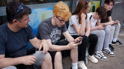 La UE debate la propuesta de fijar una edad mínima para acceder a las redes sociales