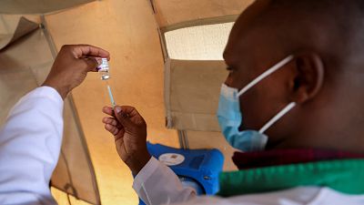 La Unión Europea tirará casi el doble de vacunas COVID que las que dona a África