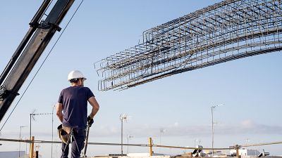 UGT y CC.OO. proponen elevar un 7,5% el salario mínimo en 2026, hasta 1.273 euros mensuales, y que tribute en el IRPF