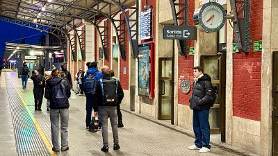 L'estació de Rodalies de Mataró, amb usuàris esperant trens que no circulen. (ACN | Jordi Pujolar) L'estació de Rodalies de Mataró, amb usuàris esperant trens que no circulen. (ACN | Jordi Pujolar)