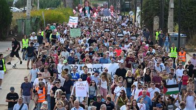 El 'Puente de la solidaridad' acoge la undécima marcha contra Mazón | Ver