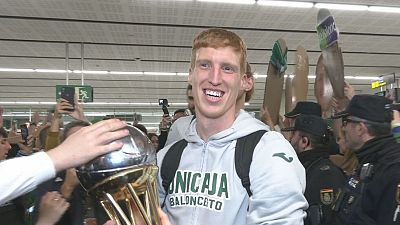El fiestón de Unicaja en el aeropuerto de Málaga - Baloncesto en RTVE | Ver