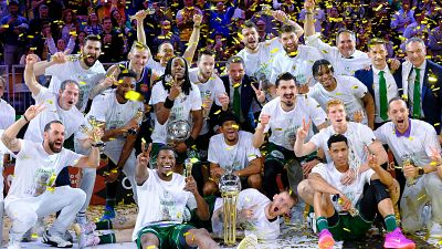 Unicaja somete al Madrid desde el perímetro y levanta su tercera Copa del Rey