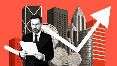 Hombre revisa documentos ante rascacielos y monedas de Euro, con una flecha ascendente simbolizando tendencia económica positiva. Hombre revisa documentos ante rascacielos y monedas de Euro, con una flecha ascendente simbolizando tendencia económica positiva.