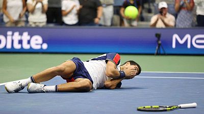 Carlos Alcaraz sorprende a Tsitsipas