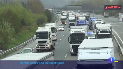 Vuitè dia de vaga dels transportistes amb marxes lentes a les rondes