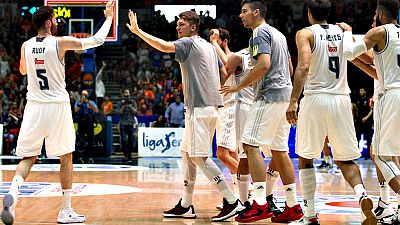 El Real Madrid ya es finalista al vencer por 80-82 al Valencia Basket, cerrando la serie con 3-1. Llull (16 pt, 20 val) y Carroll (17 pt, 18 val), claves del equipo de Laso, que alcanza su quinta final consecutiva de Liga Endesa y defenderá su corona