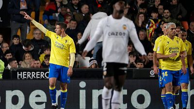 El Cádiz tumba a un inoperante Valencia y sale provisionalmente del descenso