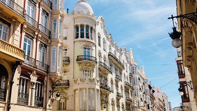 Valencia suspenderá durante un año las licencias a pisos turísticos