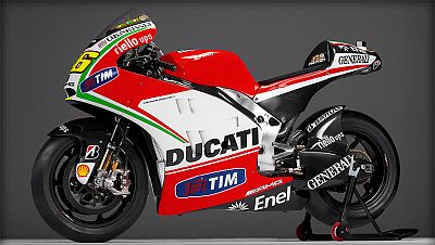 La nueva moto de la escudería italiana destaca por ser menos roja. Ahora el blanco y verde destacan para conformar la bandera de Italia. Y es que a sus lomos irá el mejor embajador del país transalpino. El diseño es casi idéntico al de la versión tri