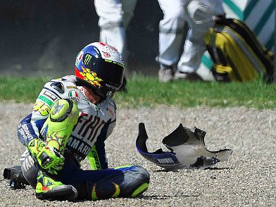 Una de las cámaras de seguridad del circuito de Mugello ha logrado captar la caída de Valentino Rossi. Por otro lado, su máximo rival, Jorge Lorenzo, ha lamentado la caída de Valentino ya que es un palo para el motociclismo y desea una rápida vuelta