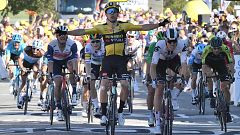 Van Aert gana al 'sprint' y Alaphilippe pierde el amarillo por una sanción