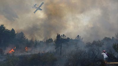 Un hidroavión trata de extinguir el incendio, a 12 de agosto de 2025, en Seixalbo, Ourense, Galicia