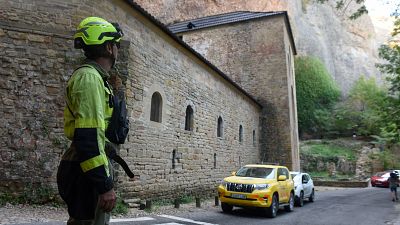 Bomberos trabajan en la extinción del incendio de Huesca en la zona de los monasterios nuevo y viejo de San Juan de La Peña Bomberos trabajan en la extinción del incendio de Huesca en la zona de los monasterios nuevo y viejo de San Juan de La Peña