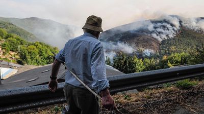 Los vecinos hacen frente al fuego que devora Galicia: "Esto del pueblo salva al pueblo es bonito, pero no debería ser así" Los vecinos hacen frente al fuego que devora Galicia: "Esto del pueblo salva al pueblo es bonito, pero no debería ser así"