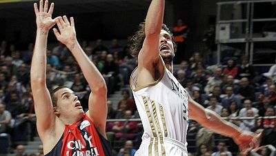 El Real Madrid ha terminado la primera vuelta de la Liga Endesa en cabeza al derrotar al Caja Laboral en casa por 84-73.