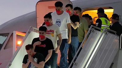 Los venezolanos deportados por Trump a El Salvador vuelven a su país de origen tras un intercambio por presos de EE.UU.