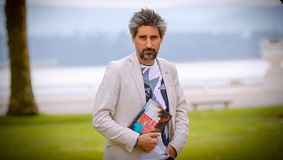 El escritor Manel Loureiro con su novela 'Antes de que todo cambie' El escritor Manel Loureiro con su novela 'Antes de que todo cambie'