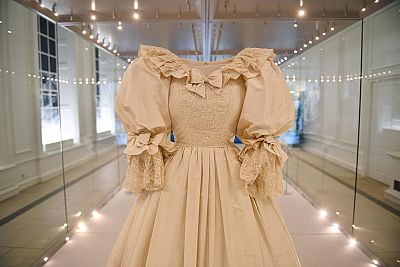 Así es de cerca el vestido de novia de Diana de Gales, que se expone al público tras estar 25 años guardado