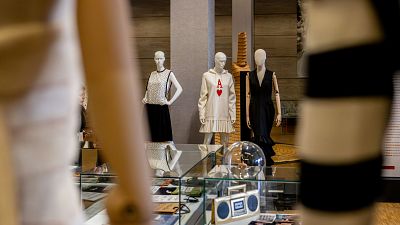 El Museo del traje expone la genialidad de David Delfín y abre la maratón de desfiles en Madrid El Museo del traje expone la genialidad de David Delfín y abre la maratón de desfiles en Madrid