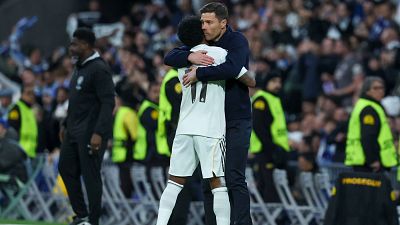 Rodrygo se fue a abrazar a Xabi Alonso tras anotar su gol ante el City.