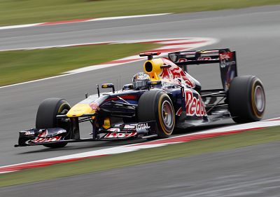 Vettel domina en los últimos libres, pero el pánico llega a Red Bull