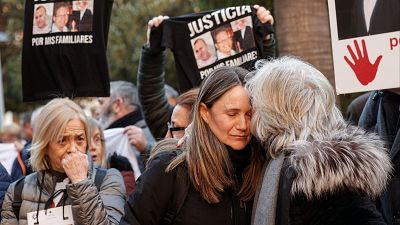 Víctimas de la DANA reciben en el juzgado a Pradas y Cuenca al grito de "asesinos" y "sinvergüenzas"
