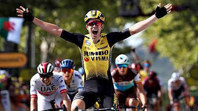 El belga Wout Van Aert logró este lunes la victoria en la décima etapa del Tour de Francia, carrera que disputa por primera vez, en un sprint de un pequeño grupo en una jornada marcada por los abanicos.