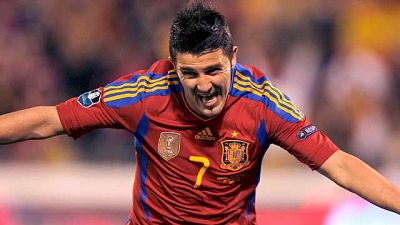 David Villa ha marcado el 1-1 para España y además ha hecho historia, al adelantar a Raúl como máximo goleador de la selección española. David Villa ha marcado el 1-1 para España y además ha hecho historia, al adelantar a Raúl como máximo goleador de la selección española.