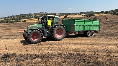 Agricultors de la zona de l'incendi a Torrefeta com en Ramon han reprès les tasques de collita del que no es va cremar Agricultors de la zona de l'incendi a Torrefeta com en Ramon han reprès les tasques de collita del que no es va cremar