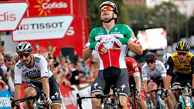 El ciclista italiano Elia Viviani (Quick-Step Floors) ha ganado  este domingo la 21¬ y última etapa de la Vuelta a España, disputada  sobre 100,9 kilómetros entre Alcorcón y Madrid, tras imponerse en el  'sprint' masivo de una meta que ha servido de