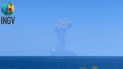 Un flujo de lava del volcán Estrómboli, en el sur de Italia, llega al mar tras una fuerte explosión eruptiva