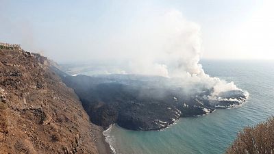 La lava del volcán de La Palma afecta a más de mil edificaciones y gana al mar ya más de 27 hectáreas