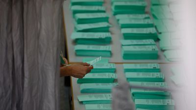 Una persona elige papeleta de voto en las pasadas elecciones autonómicas en Andalucía.