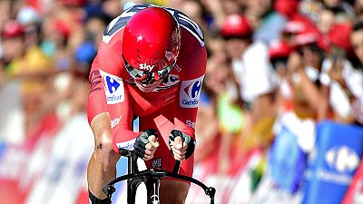 El británico Chris Froome (Sky) reforzó el maillot rojo de líder de la Vuelta a España tras imponerse en la decimosexta etapa, una contrarreloj individual entre el Circuito de Navarra y Logroño, con un recorrido de 40,2 kilómetros.