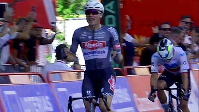 Jasper Philipsen no encuentra rival al sprint en Novara y se convierte en el primer maillot rojo de la Vuelta 2025