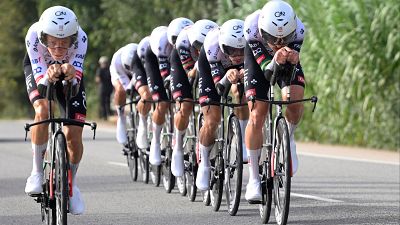 UAE gana la crono por equipos en Figueres y Vingegaard recupera el liderato