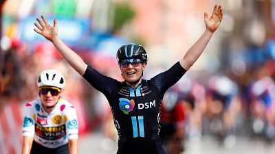 La Vuelta femenina 2023 | Resumen de la etapa 2: Charlotte Kool vence al sprint -- Ver ahora