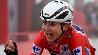 Annemiek Van Vleuten mantiene su cetro en un final agónico contra Vollering en los Lagos de Covadonga