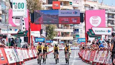 La Vuelta femenina 2023 | Resumen de la etapa 1: Jumbo-Visma vence en la contrarreloj por equipos -- Ver ahora