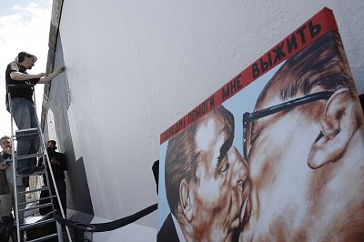 Vuelve el icono del Muro de Berlín: el beso de Breznev y Honecker
