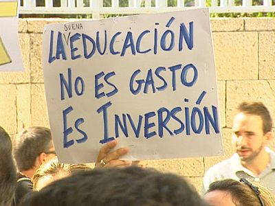Empiezan las clases, con inicio del curso escolar marcado por los recortes, las concentraciones y huelgas de los profesores Empiezan las clases, con inicio del curso escolar marcado por los recortes, las concentraciones y huelgas de los profesores