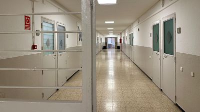 Passadís d'un mòdul ordinari de la presó de Wad-Ras. A dins hi ha les cel·les i un menjador.