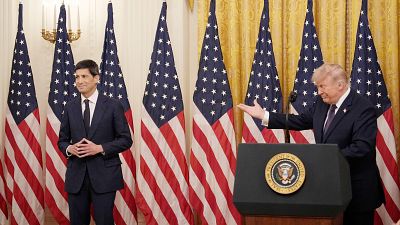 Warsh jura su cargo como presidente de la Fed ante Trump en la Casa Blanca | Ver